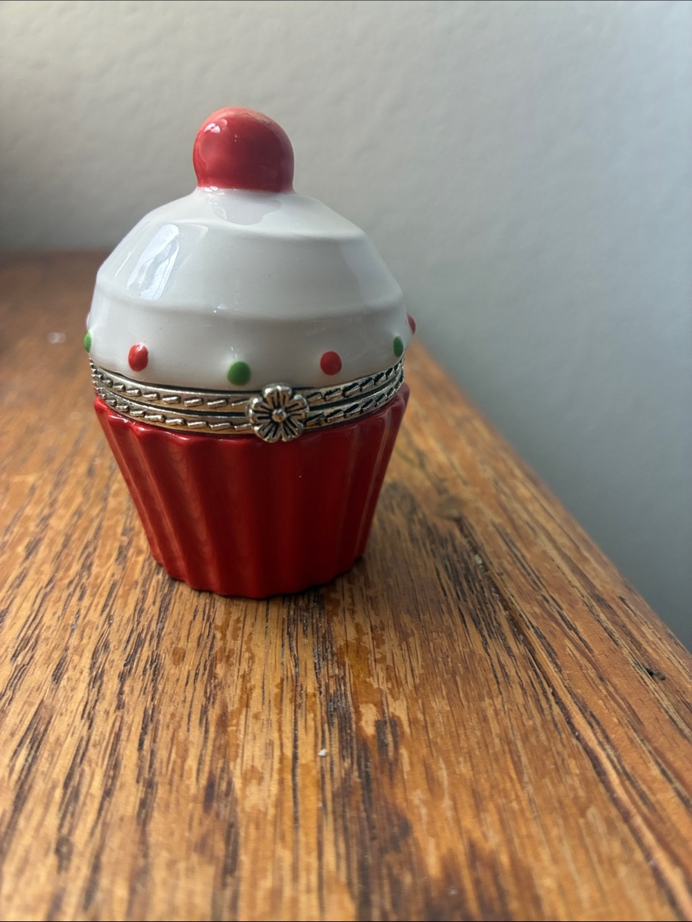 Vintage cupcake trinket box with cupcake necklace